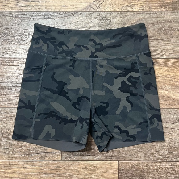 Zyia shorts size large - Picture 2 of 5
